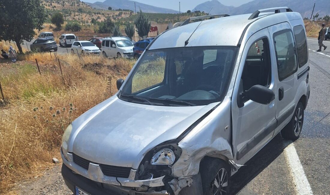 Siirt’in Eruh ilçesinde iki aracın çarpıştığı trafik kazasında maddi hasar