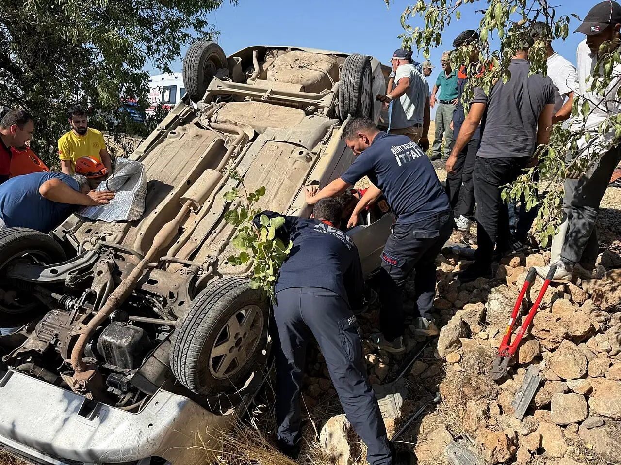 Siirt’in Gökçebağ yolunda sürücüsünün direksiyon hakimiyetini kaybettiği otomobil takla attı.