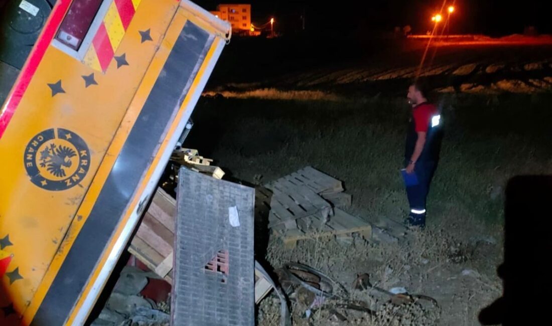 Siirt’in Kurtalan ilçesinde sürücüsünün direksiyon hakimiyetini kaybettiği vinç devrildi. Kazada
