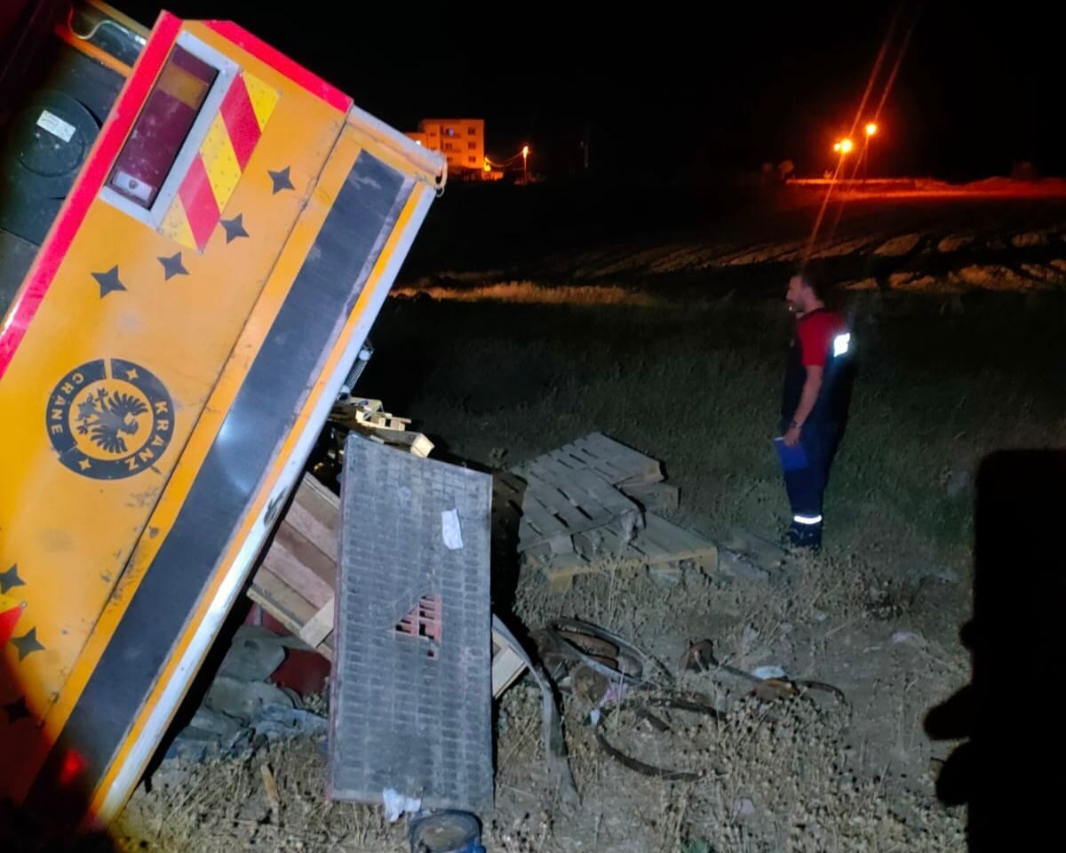 Siirt’in Kurtalan ilçesinde sürücüsünün direksiyon hakimiyetini kaybettiği vinç devrildi. Kazada