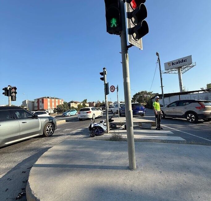 İstanbul Silivri’de motosiklet ile ters yönden dönüş yapan otomobil çarpıştı.