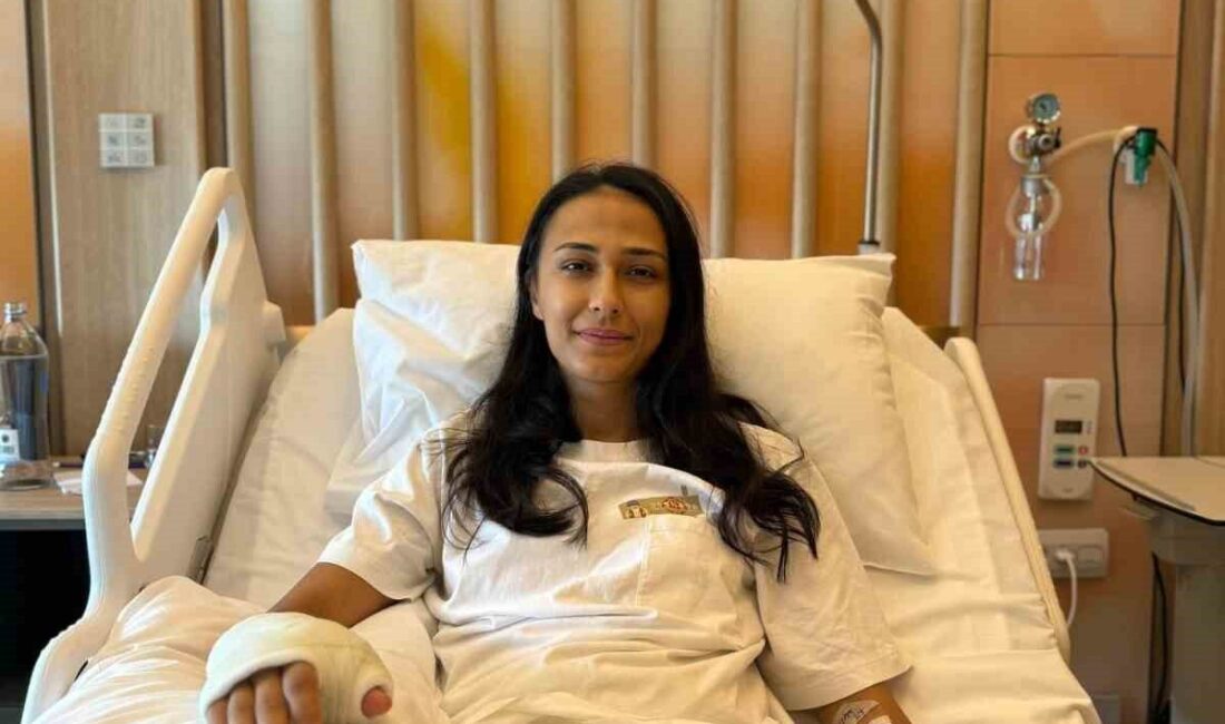 A Milli Kadın Voleybol Takımı liberosu Simge Aköz, sağ el