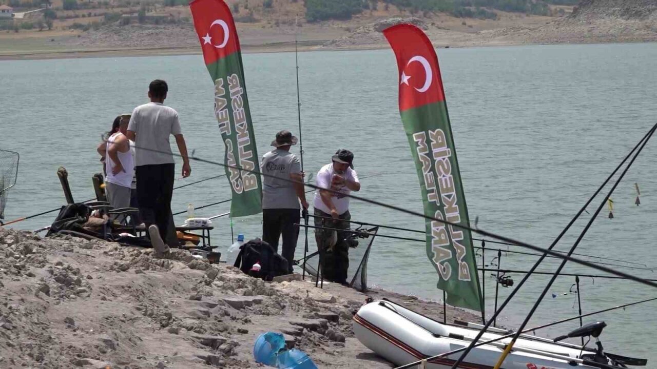 Balıkesir’in Sındırgı ilçesinde, Genç Avcılar ve Atıcılar Kulübü öncülüğünde bu