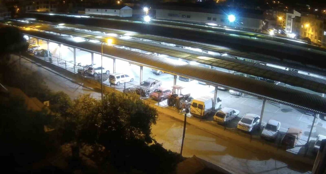 Balıkesir’in Sındırgı ilçesinde meydana gelen 4.8 büyüklüğündeki deprem güvenlik kameralarınca