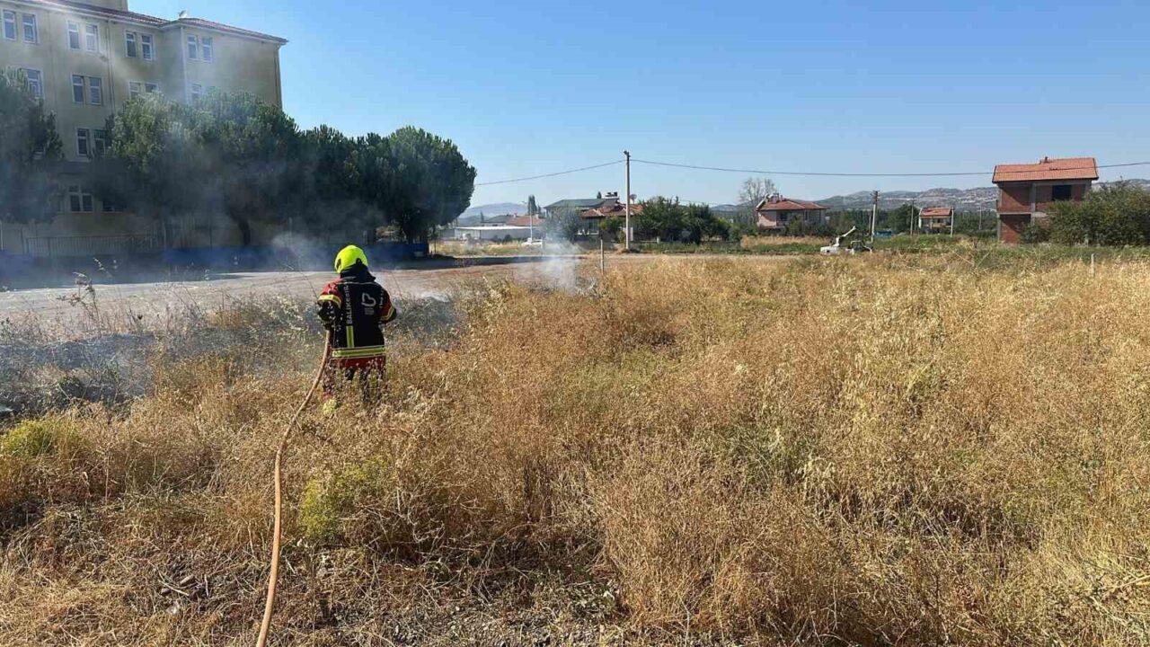 Balıkesir’in Sındırgı ilçesinde çıkan ot yangını, itfaiye ekiplerinin hızlı müdahalesiyle