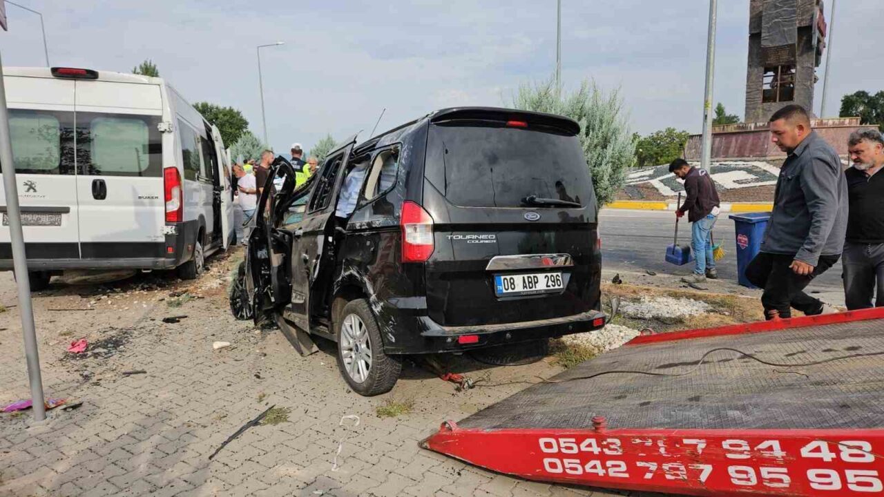 Balıkesir’in Sındırgı ilçesi çevre yolunda meydana gelen trafik kazasında 4