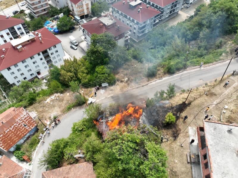 Sinop’un Ayancık ilçesinde kullanılmayan ahşap bir yapıda çıkan yangın itfaiye