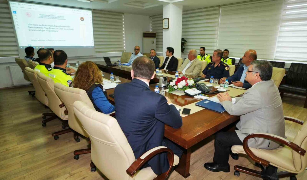 Sinop’ta şehir içindeki trafik işaret ve levhalarında sadeleştirme çalışmaları başlıyor.