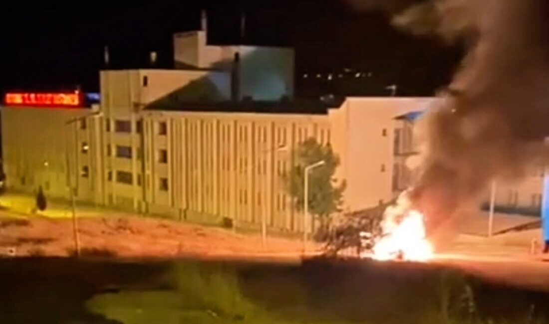 Sinop’un Boyabat ilçesinde seyir halindeyken alev alan otomobil yanarak kullanılmaz