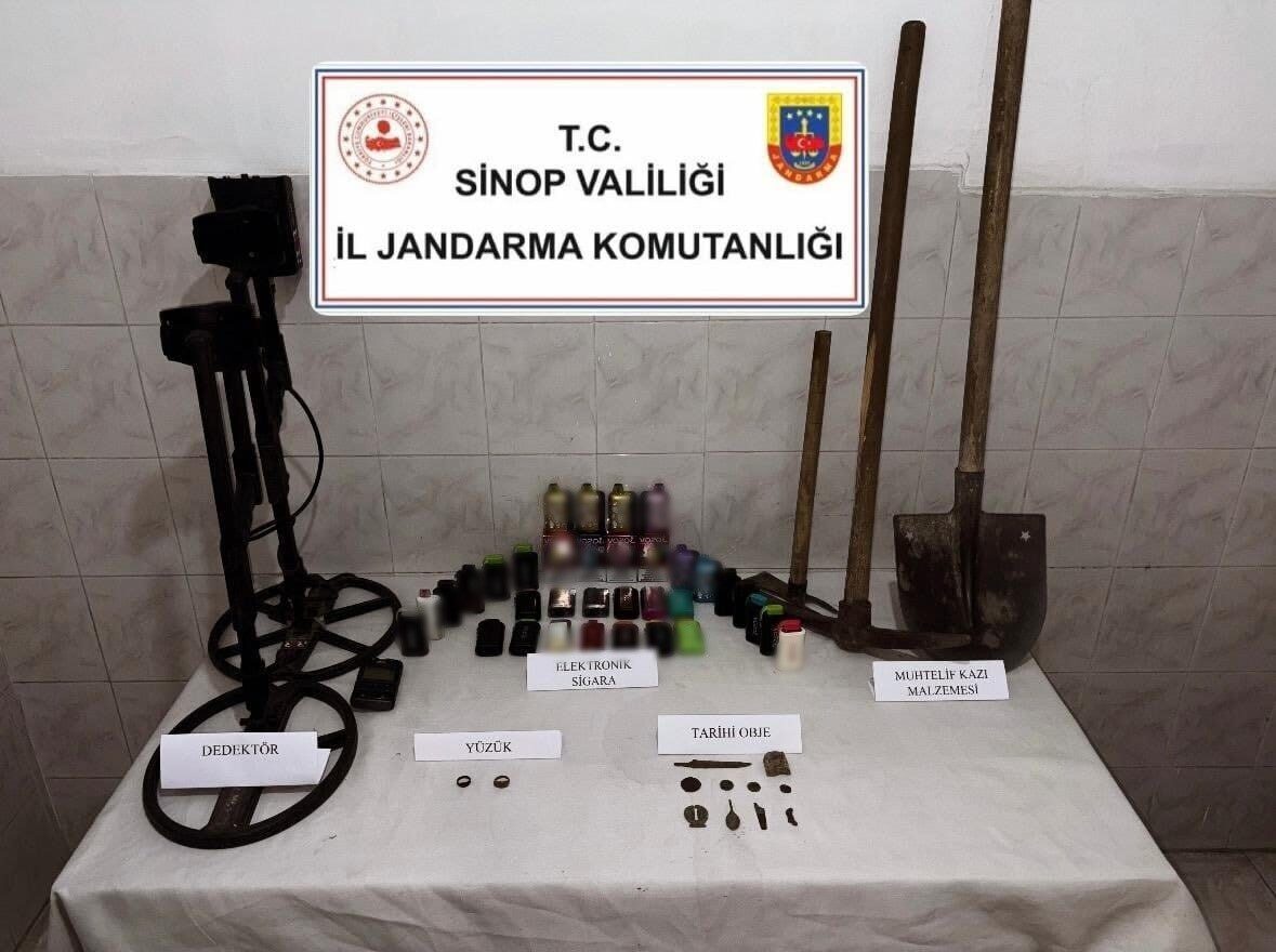 Sinop’un Durağan ilçesinde jandarma ekipleri tarafından çok sayıda tarihi eser