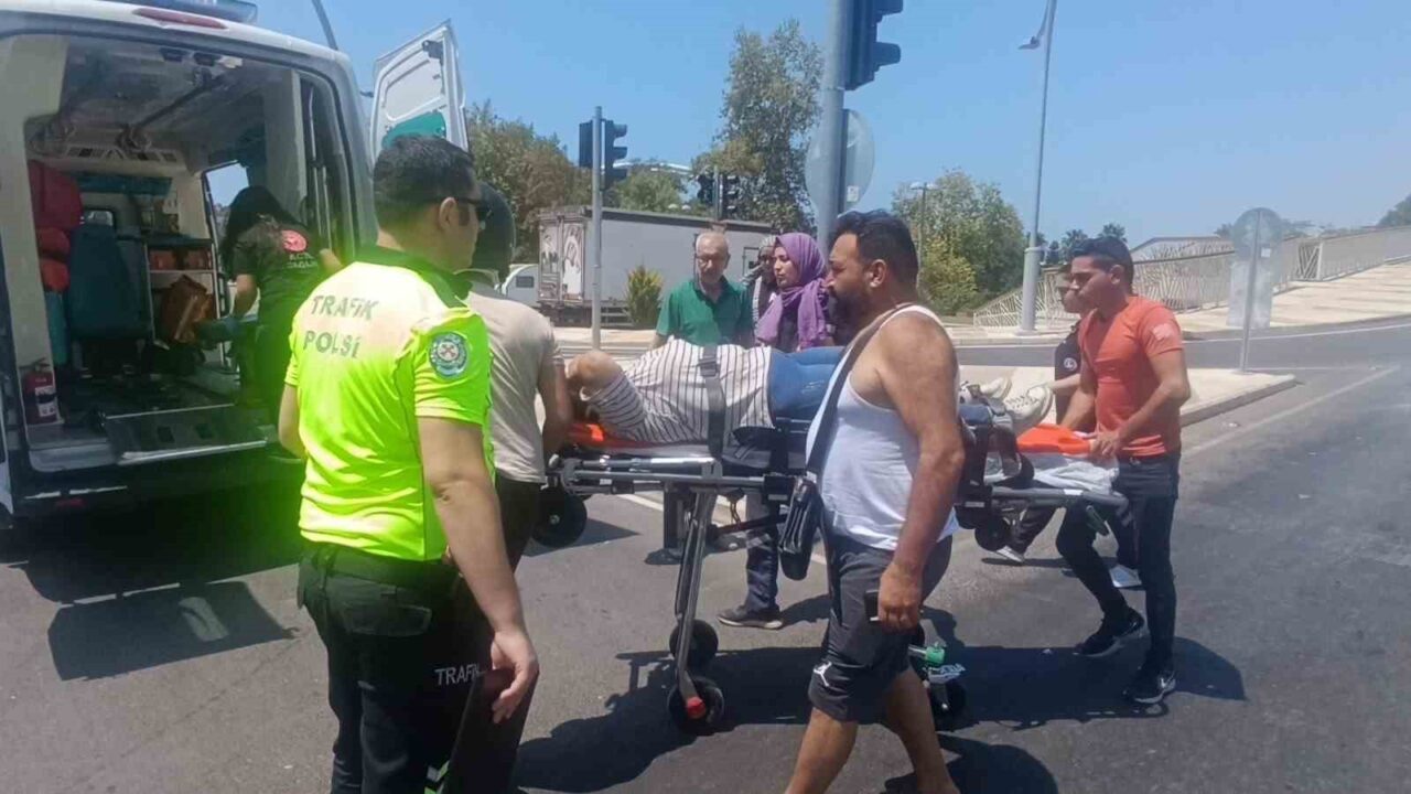 Manavgat’ta kamyonet ile çarpışan motosikletin sürücüsü yaralandı. Kaza yapan araçlara