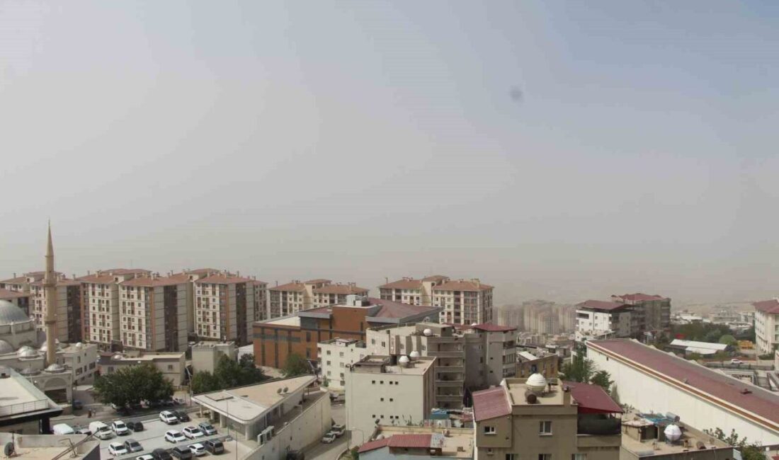 Şırnak’ta gece saatlerinde etkisini gösteren toz taşınımı, kenti adeta görünmez