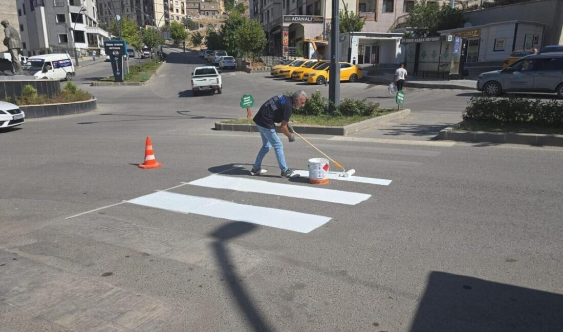Şırnak Belediyesi, şehir merkezinde yaya güvenliğini artırmak amacıyla yaya geçitlerini