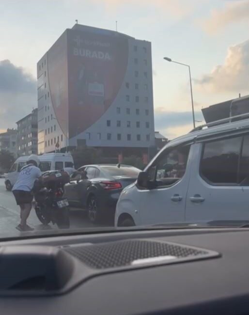 İstanbul’un Şişli ilçesinde maddi hasarlı trafik kazasının ardından sürücülerden biri