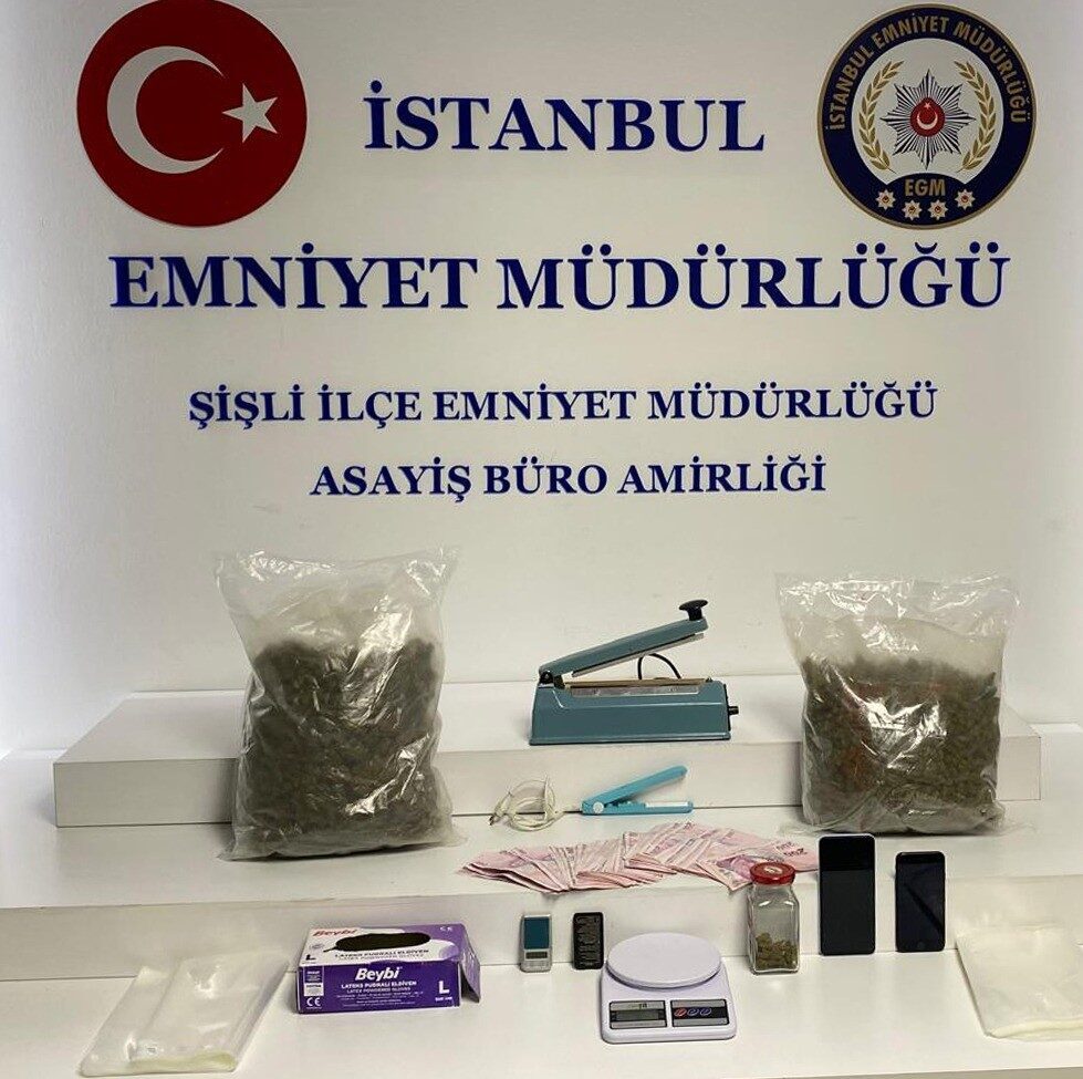 İstanbul Emniyet Müdürlüğü ekipleri tarafından Kağıthane’de bir adrese düzenlenen uyuşturucu