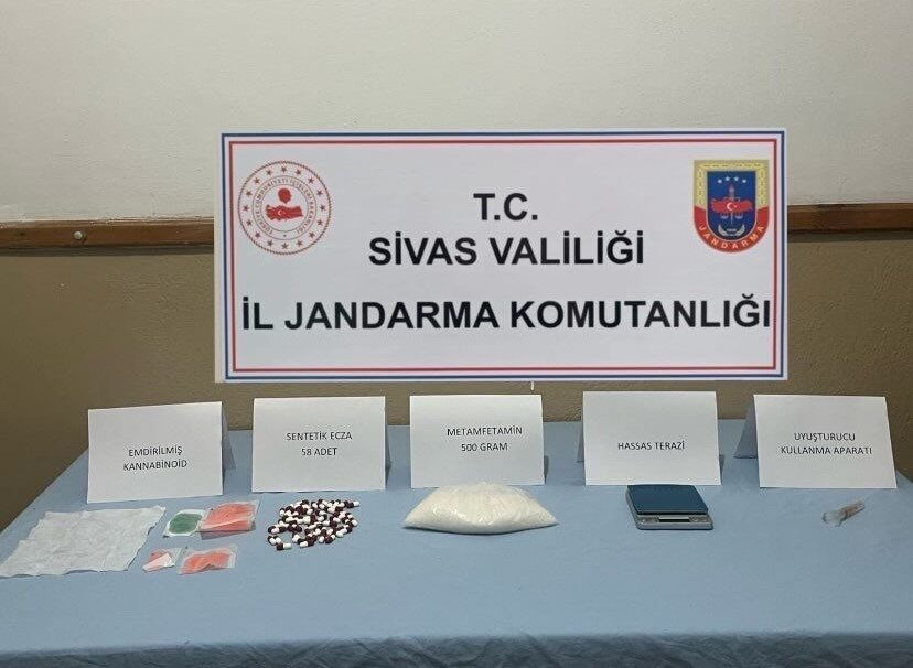 Sivas’ta iki farklı ilçede yapılan uyuşturucu operasyonlarında çok miktarda uyuşturucu