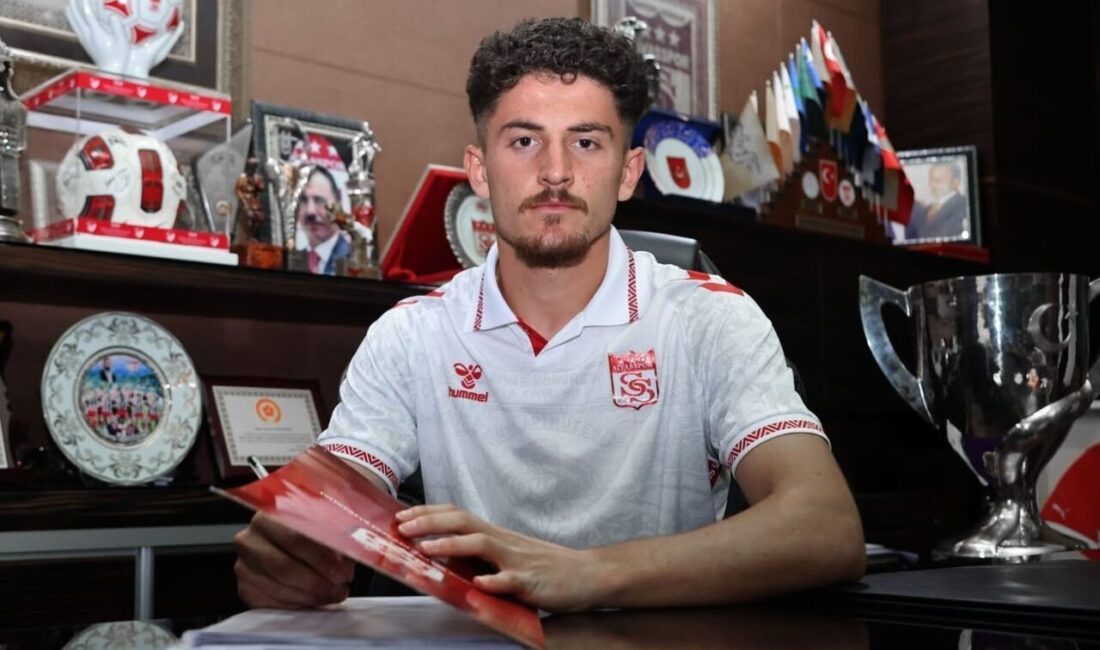 Sivasspor altyapısında yetişen genç oyuncu Emirhan Başyiğit’in sözleşmesi, 2028 yılına