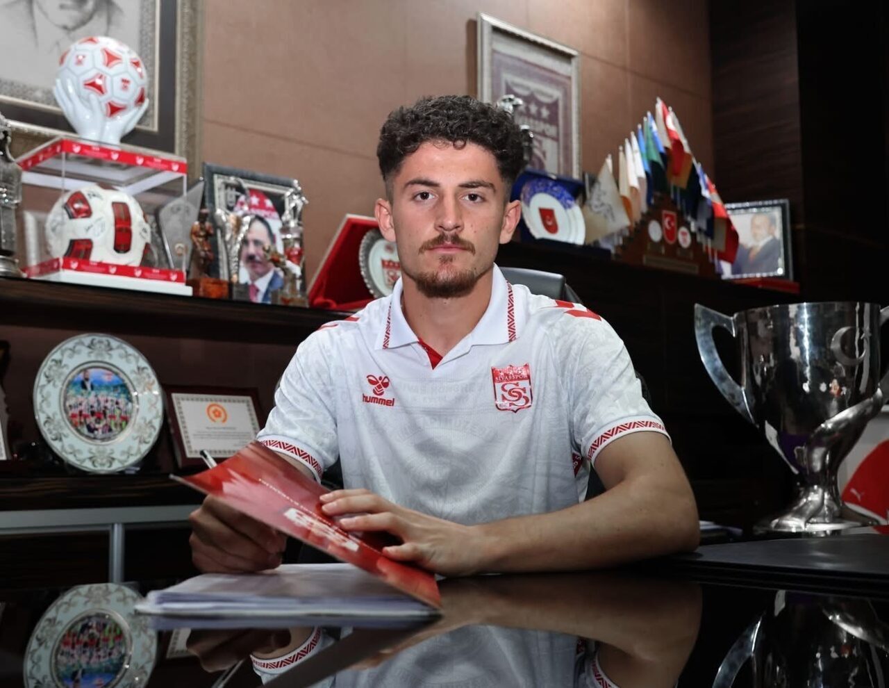 Sivasspor altyapısında yetişen genç oyuncu Emirhan Başyiğit’in sözleşmesi, 2028 yılına