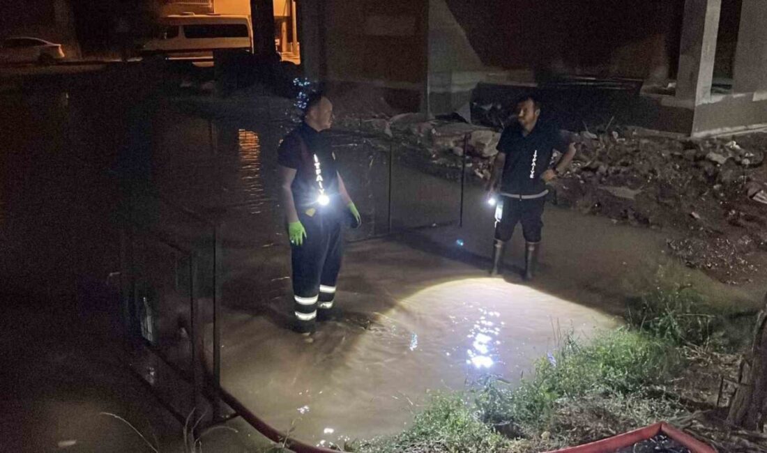 Sivas’ta ana hat su borusunun patlaması sonucu cadde göle döndü.