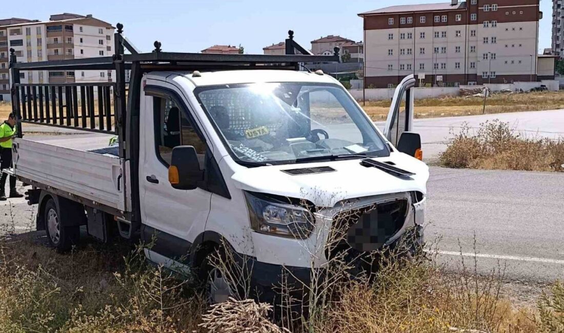 Sivas’ın Şarkışla ilçesinde kamyonet ile otomobilin çarpışması sonucu 3’ü çocuk