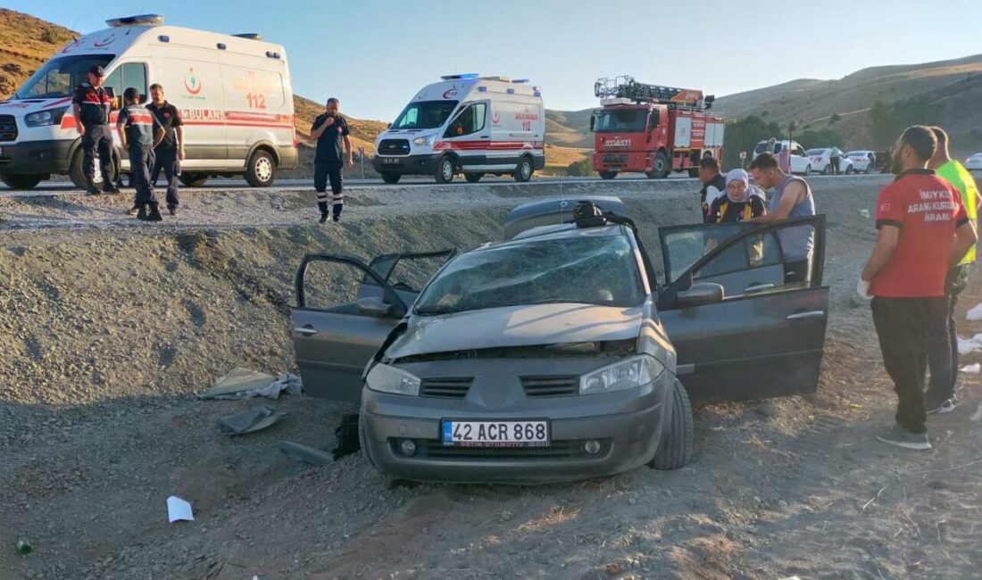 Sivas’ta sürücüsünün direksiyon hâkimiyetini kaybettiği otomobil şarampole yuvarlandı. Kazada 4