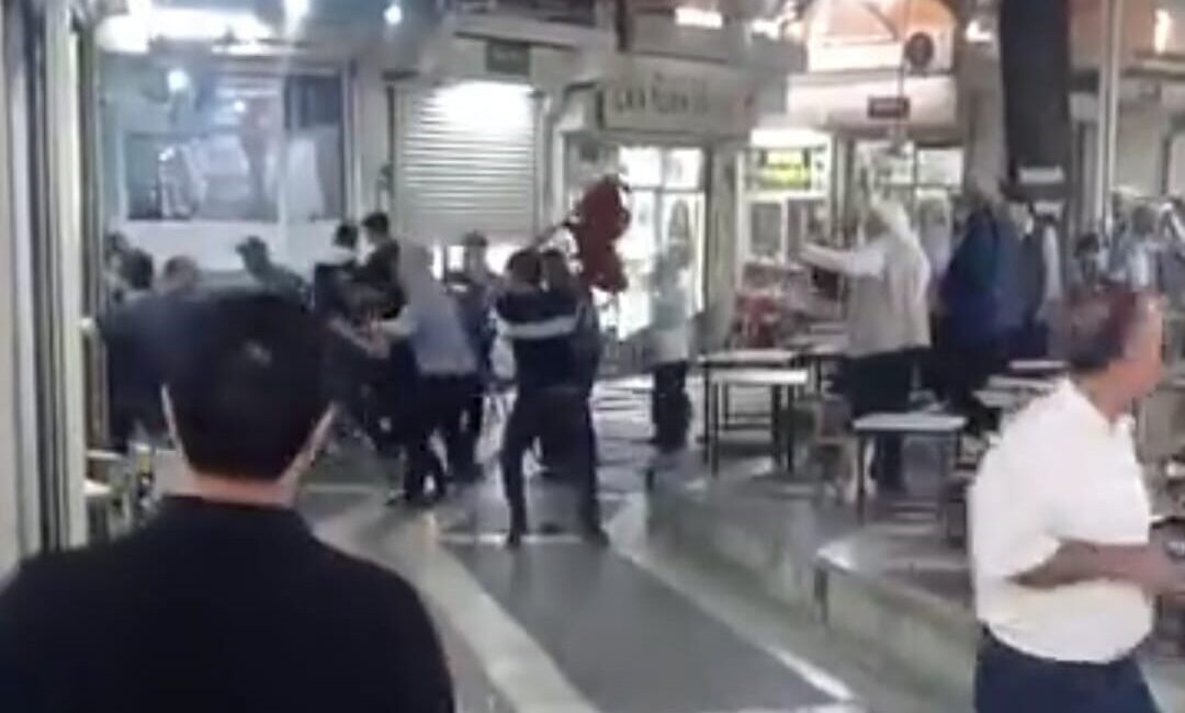 Şanlıurfa’nın Siverek ilçesinde hayvan pazarı esnafının gittiği kahvede çıkan kavgada