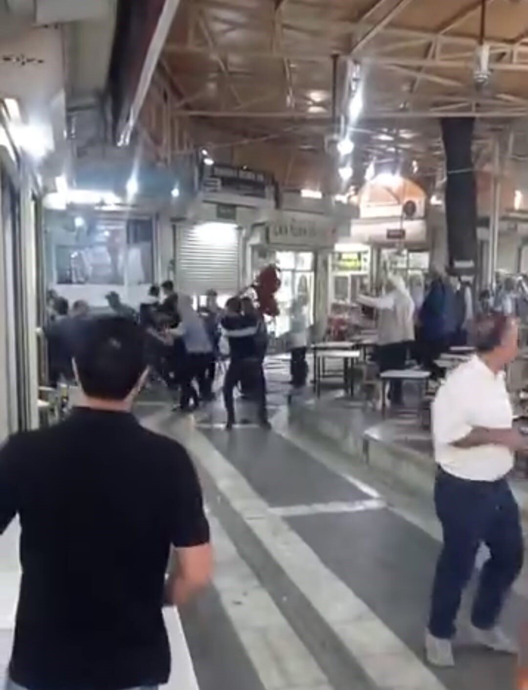 Şanlıurfa’nın Siverek ilçesinde hayvan pazarı esnafının gittiği kahvede çıkan kavgada