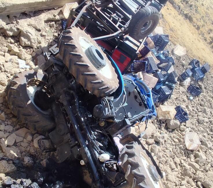 Şanlıurfa’nın Siverek ilçesinde domates yüklü traktör köprüden uçtu. Sürücü yaralanırken,