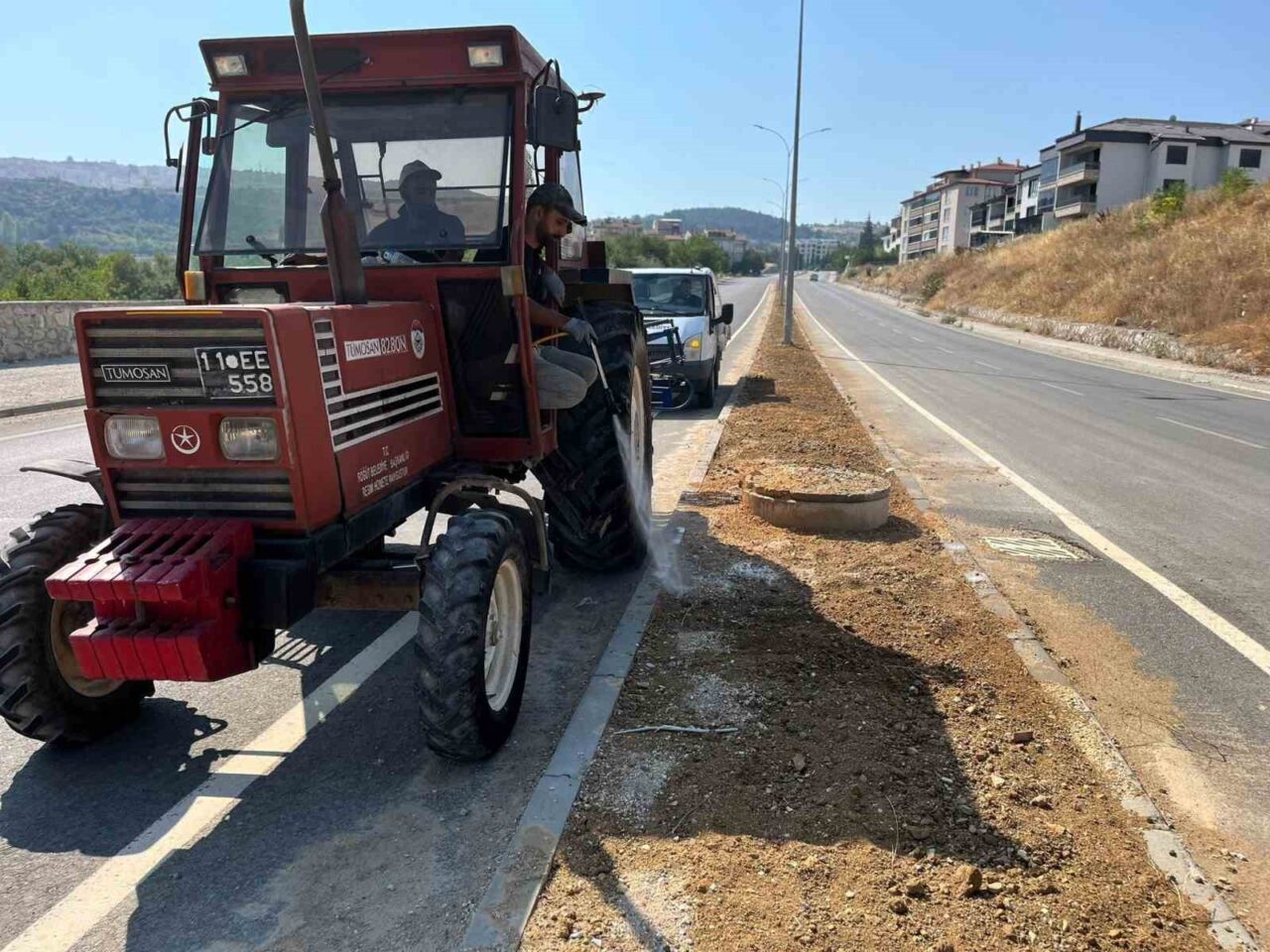 Söğüt Belediyesi, ilçe genelinde yürüttüğü temizlik ve peyzaj çalışmalarıyla çevre
