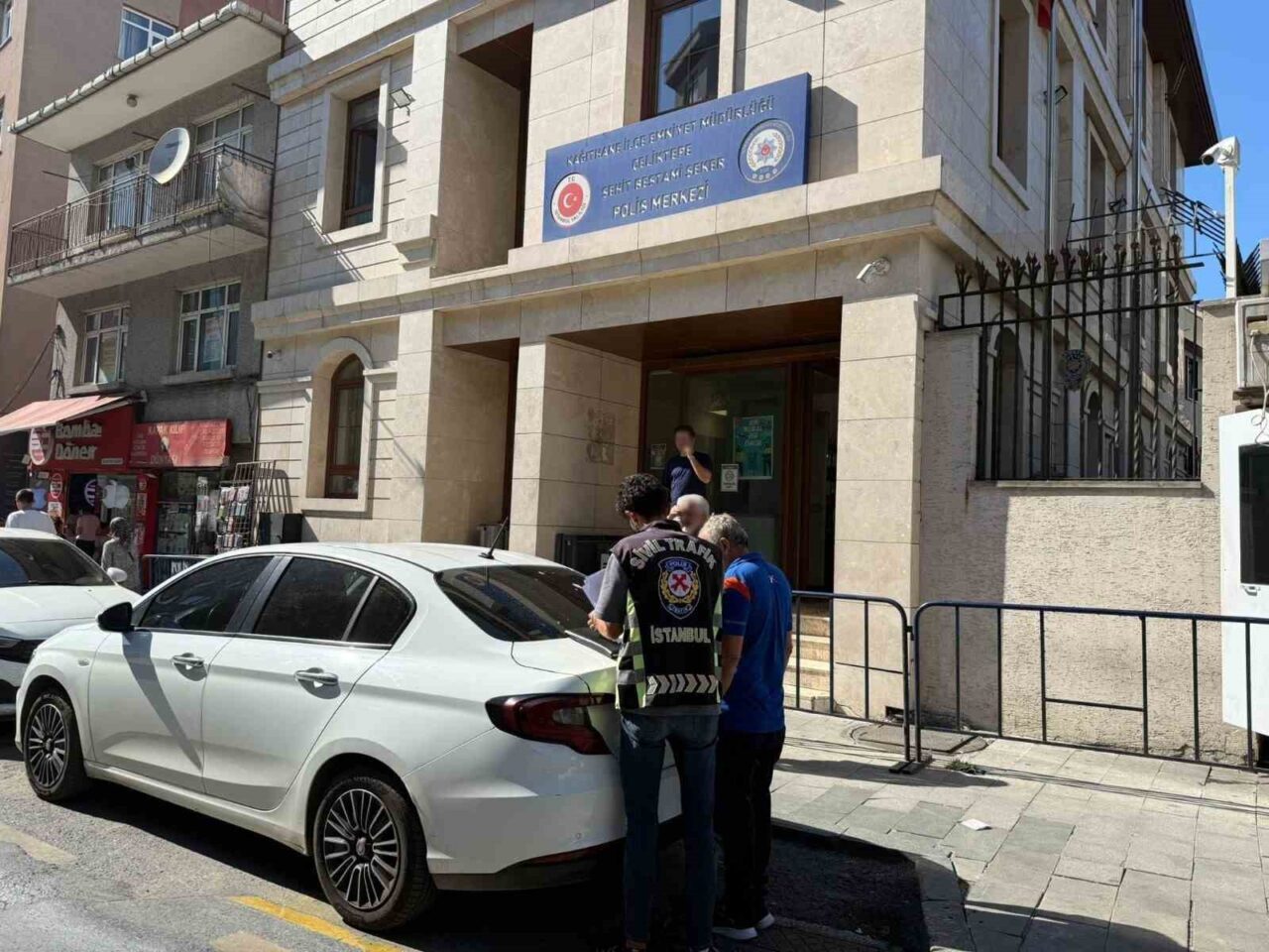 Kağıthane’de sokak ortasında kavgaya tutuşarak dakikalarca ambulansa yol vermeyen 2