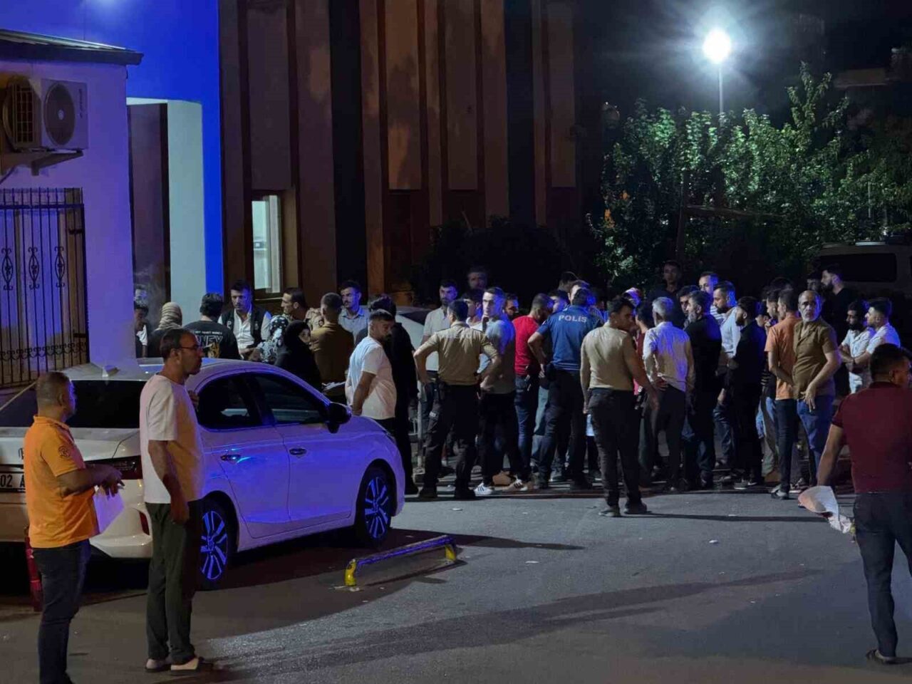 Adıyaman’ın Kahta ilçesinde sokak ortasında bir grup şahsın saldırısına uğrayan