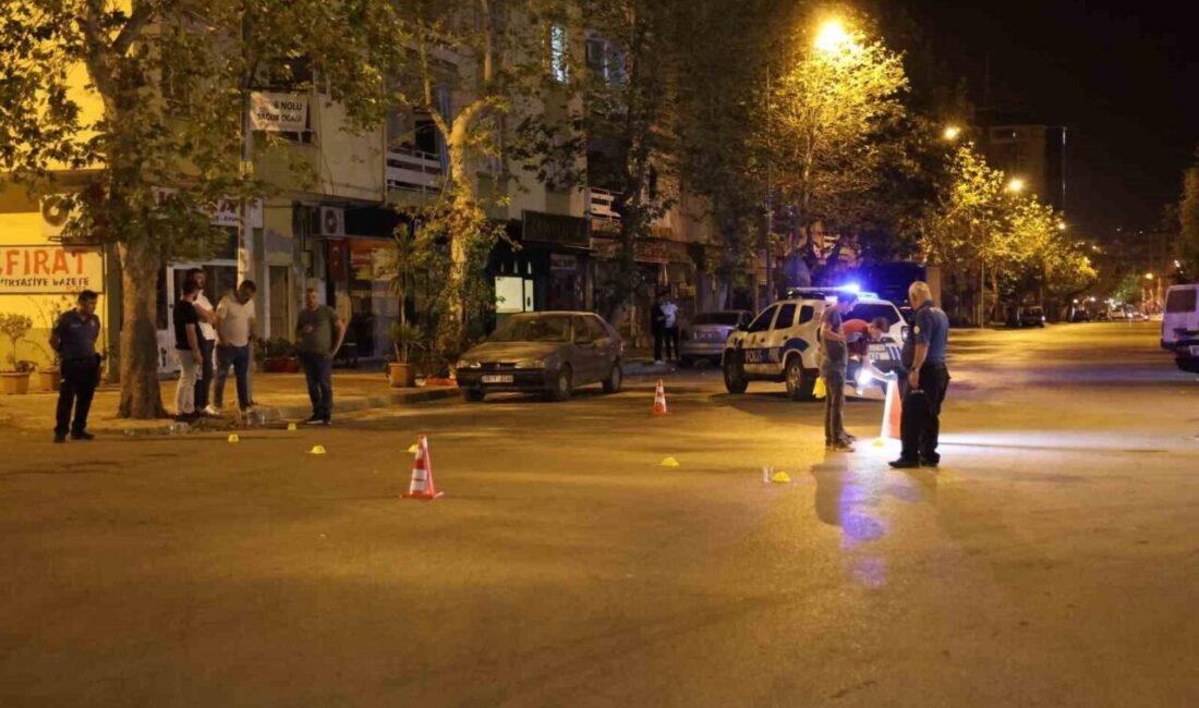 Adana’nın Kozan ilçesinde motosikletli 2 şahıs bir kafenin önünde tabanca