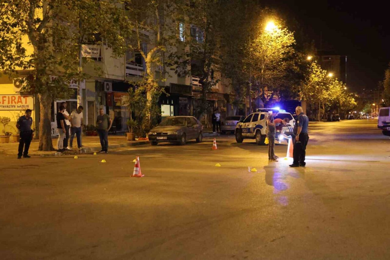 Adana’nın Kozan ilçesinde motosikletli 2 şahıs bir kafenin önünde tabanca