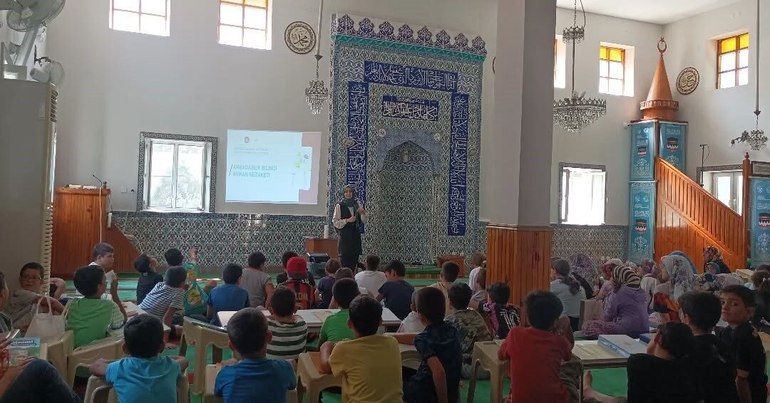 Aydın’ın Söke ilçesinde yaz Kur’an kurslarına katılan öğrencilere, dini bilgilerin