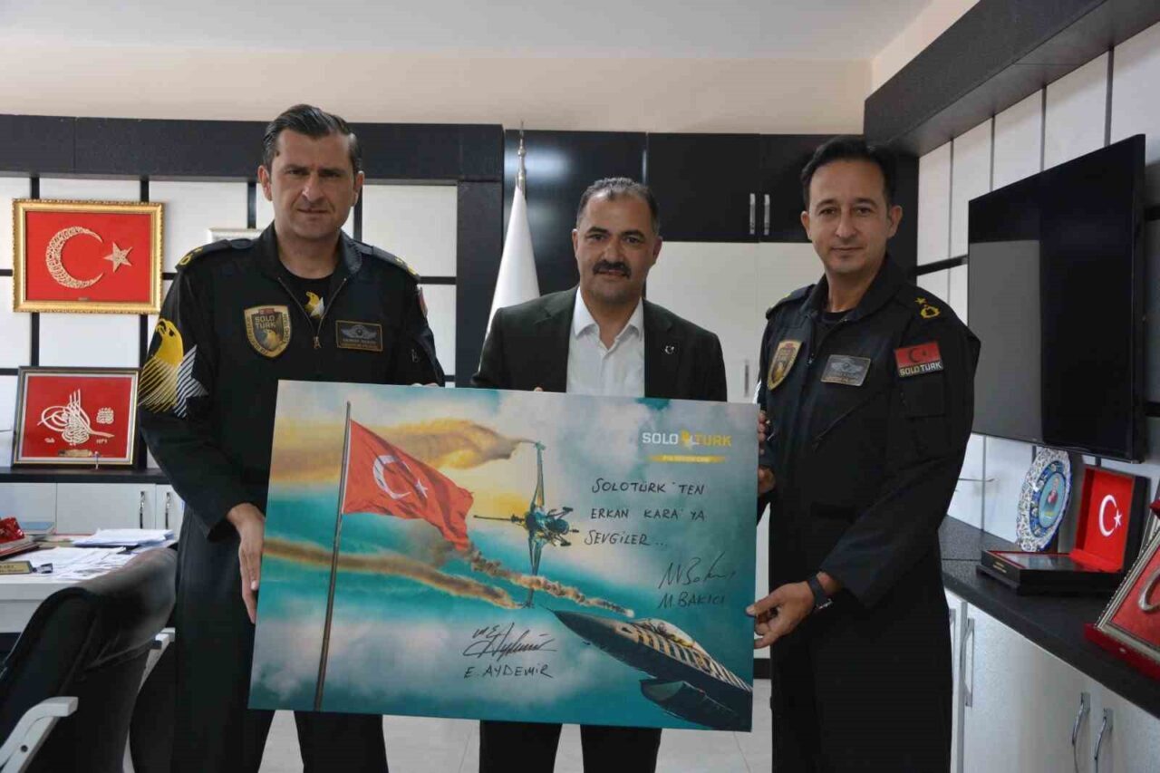 Manisa’nın Demirci ilçesinde SOLOTÜRK uçuş ekibi Belediye Başkanı Erkan Kara’yı