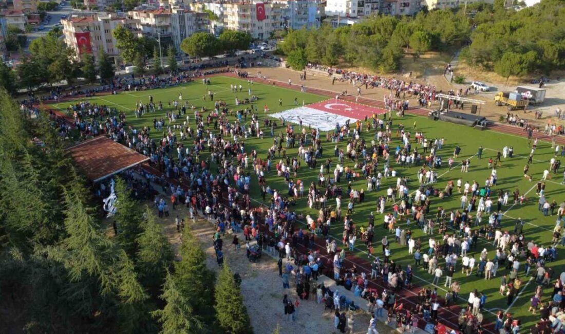 Manisa’nın Demirci ilçesinde kurtuluş festivali kapsamında SOLOTÜRK gösteri uçuşu yaptı.