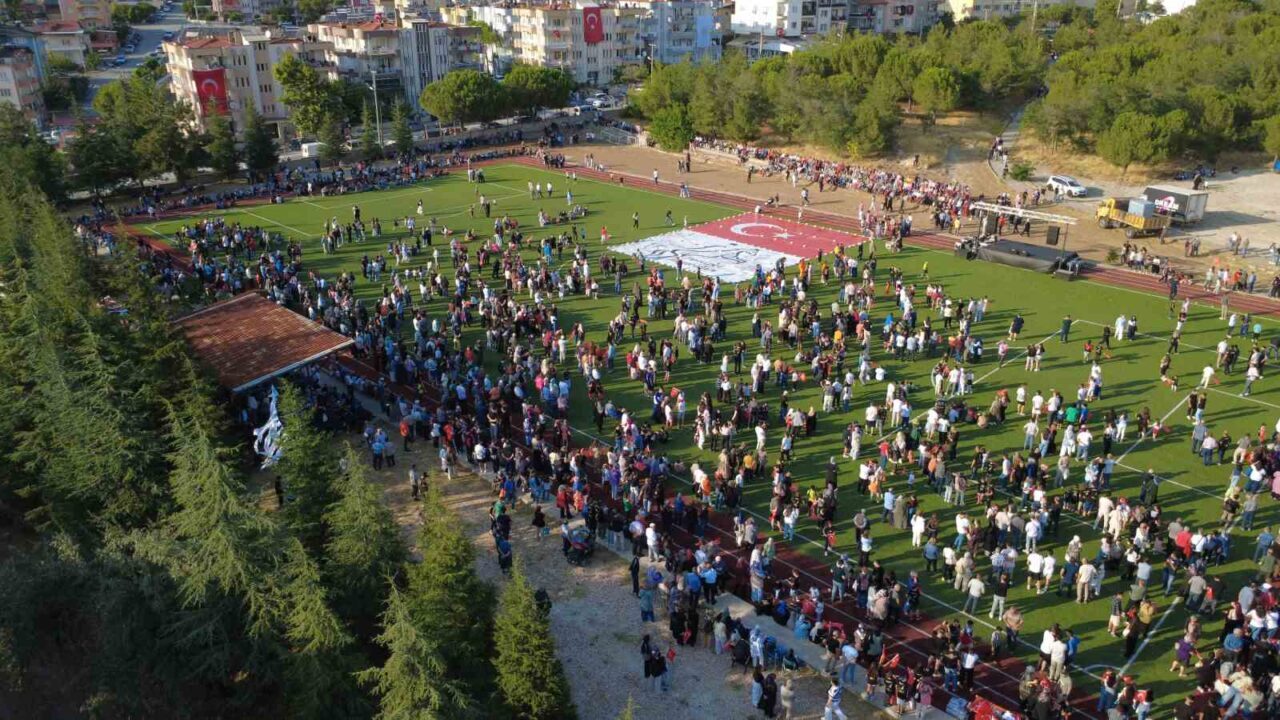 Manisa’nın Demirci ilçesinde kurtuluş festivali kapsamında SOLOTÜRK gösteri uçuşu yaptı.