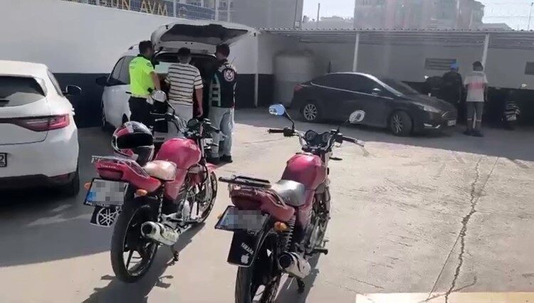 Hatay’da motosikletle akrobatik hareketlerle şov yapan ve o anları sosyal