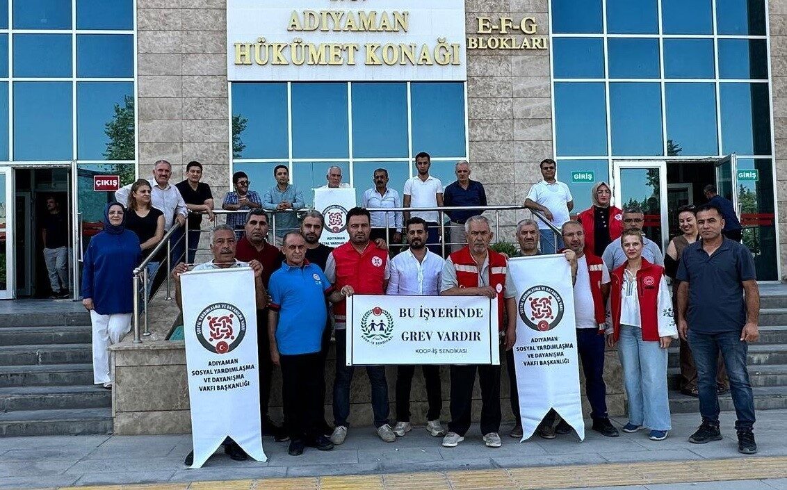 Adıyaman’da bir araya gelen Koop-İş üyeleri, sosyal yardımlaşma vakfı işçilerinin