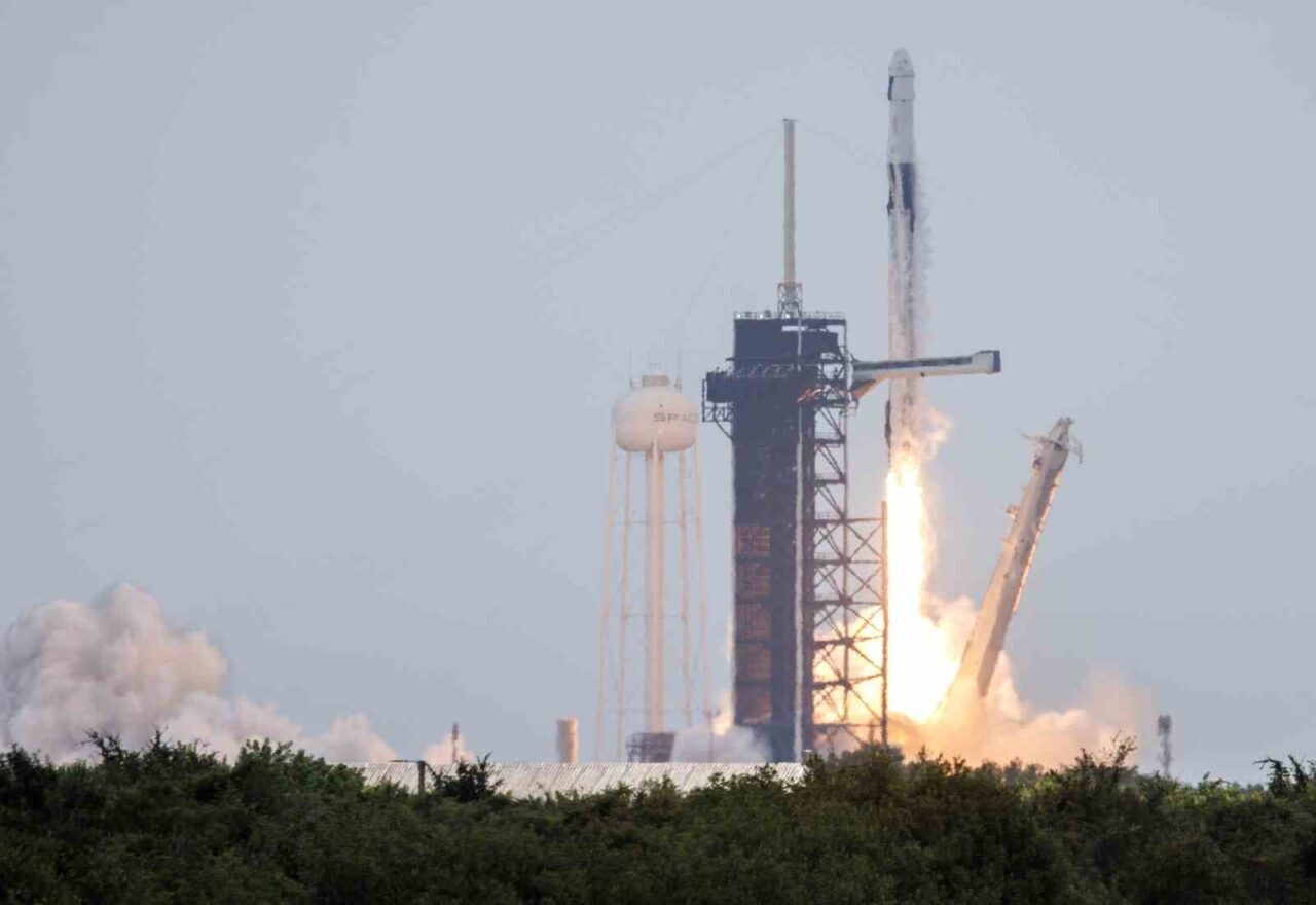 Uzay taşımacılığı şirketi SpaceX’in dün hava şartları nedeniyle ertelediği 11’inci