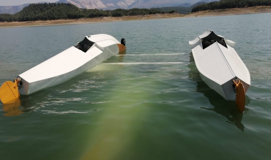 Burdur’un Karacaören Barajı’nda deneme uçuşu yapan bir eğitim uçağı su