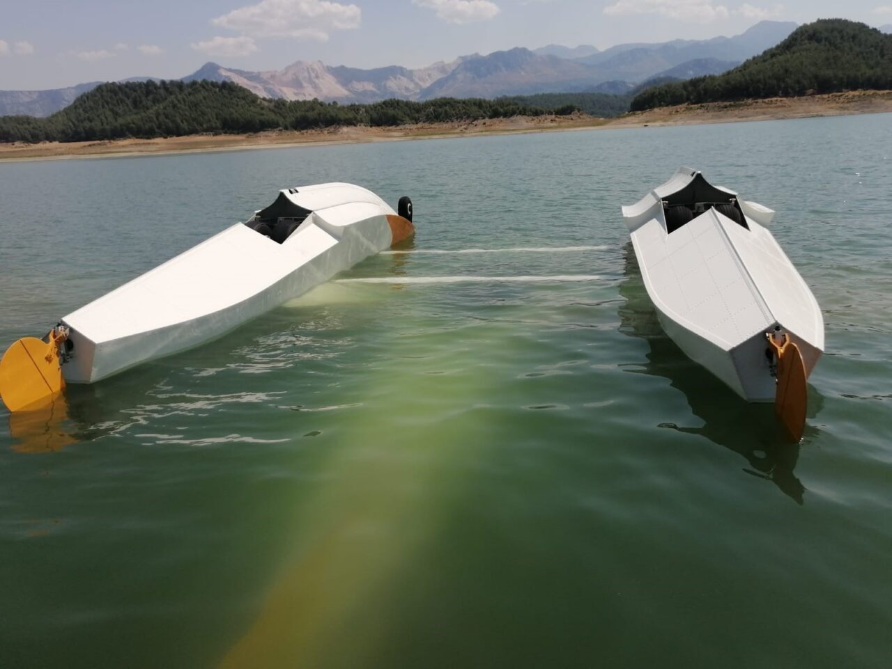 Burdur’un Karacaören Barajı’nda deneme uçuşu yapan bir eğitim uçağı su