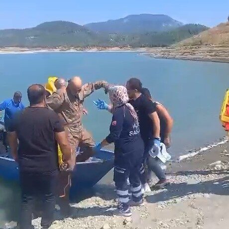 Burdur’un Karacaören Barajı’nda deneme uçuşu yapan bir eğitim uçağı, su