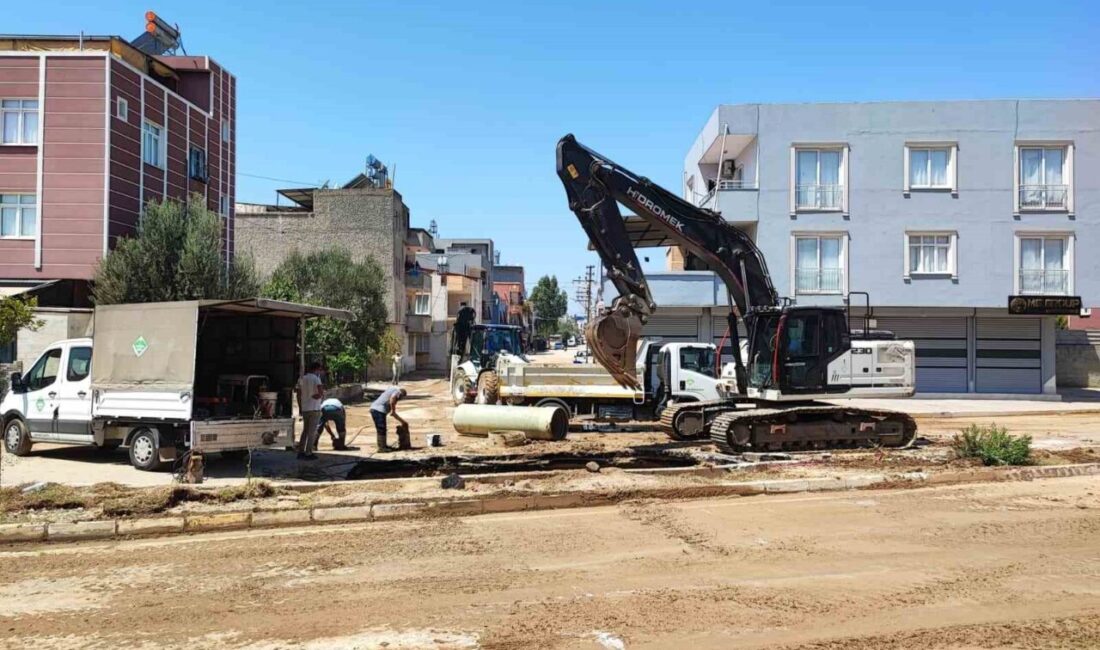 Adana’nın Yüreğir ilçesinde ASKİ’ye ait içme suyu borusunun patlamasıyla sokaklar