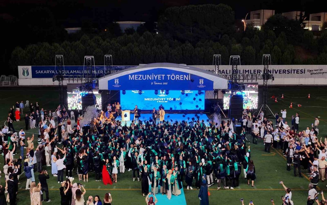 SUBÜ 2024-2025 Akademik Yılı Mezuniyet Töreni coşkuyla kutlandı. Mezunlara seslenen