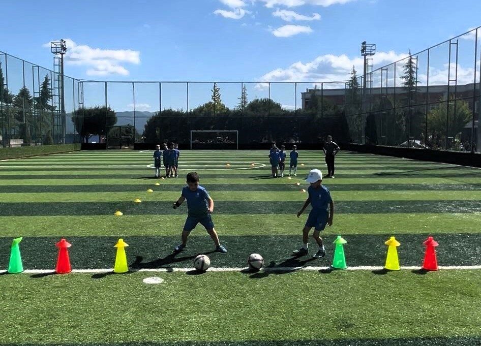 SUBÜ ESBAM koordinatörlüğünde yürütülen SUBÜ Yaz Spor Okulları devam ediyor.