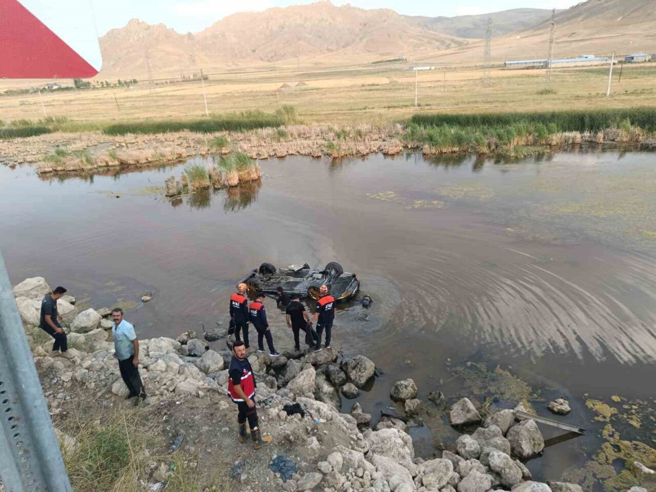 Van-Özalp karayolunda seyir halinde iken sulak alana uçan otomobilden çıkarılan