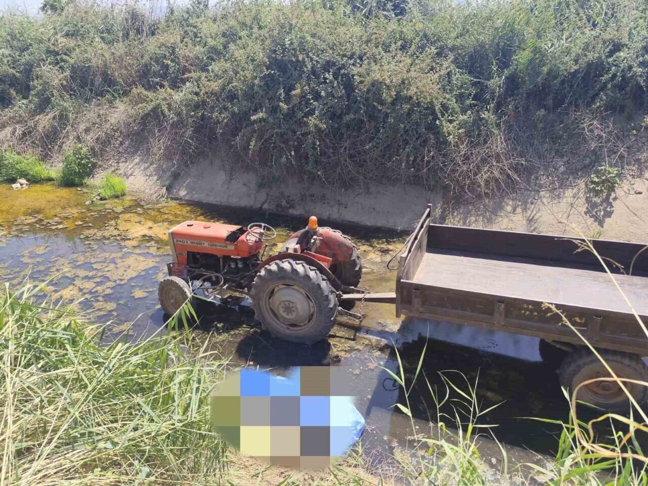 Manisa’nın Turgutlu ilçesinde kontrolden çıkıp sulama kanalına devrilen traktör sürücüsü