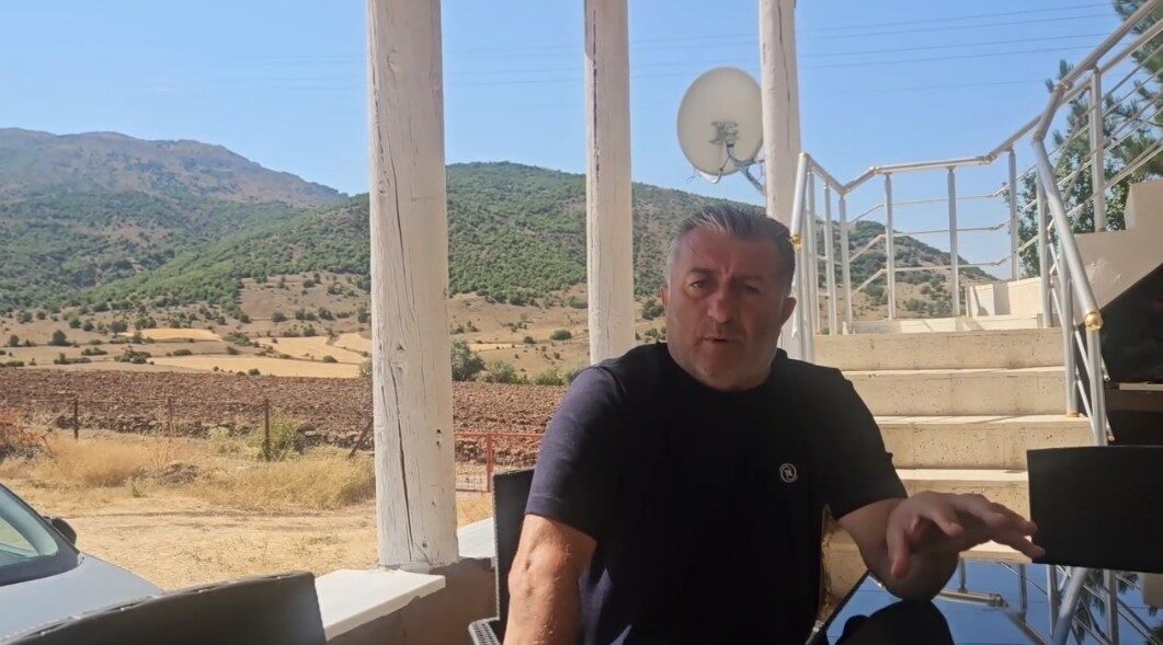 Sivas’ın Zara ilçesinde sulama kanalına düşen inek, köylülerin uzun uğraşları