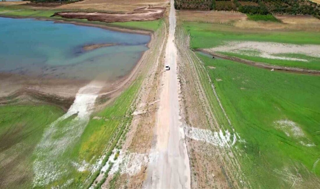 Adıyaman’da Çamgazi Baraj Göleti altında kalan eski Adıyaman-Gölbaşı karayolu, sıcak